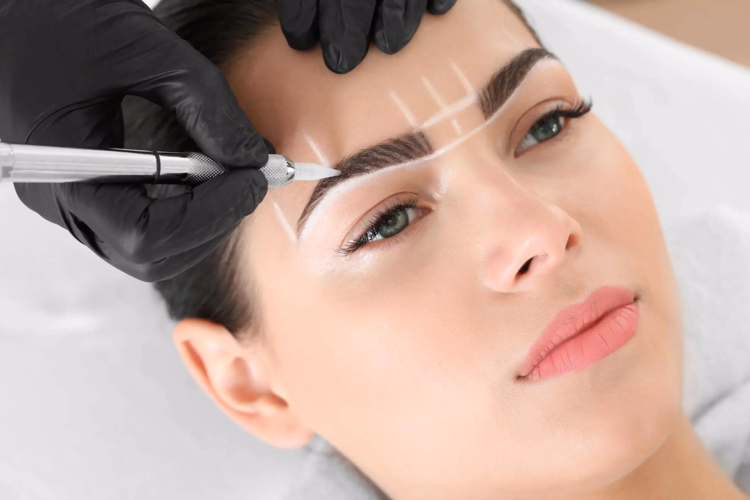 Micropigmentación de cejas sombreadas: ¡Renueva tu mirada!