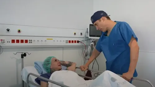 Who wins the arm wrestle? Paloma Parra and Dr. Elvira go ALL IN in the operating room.